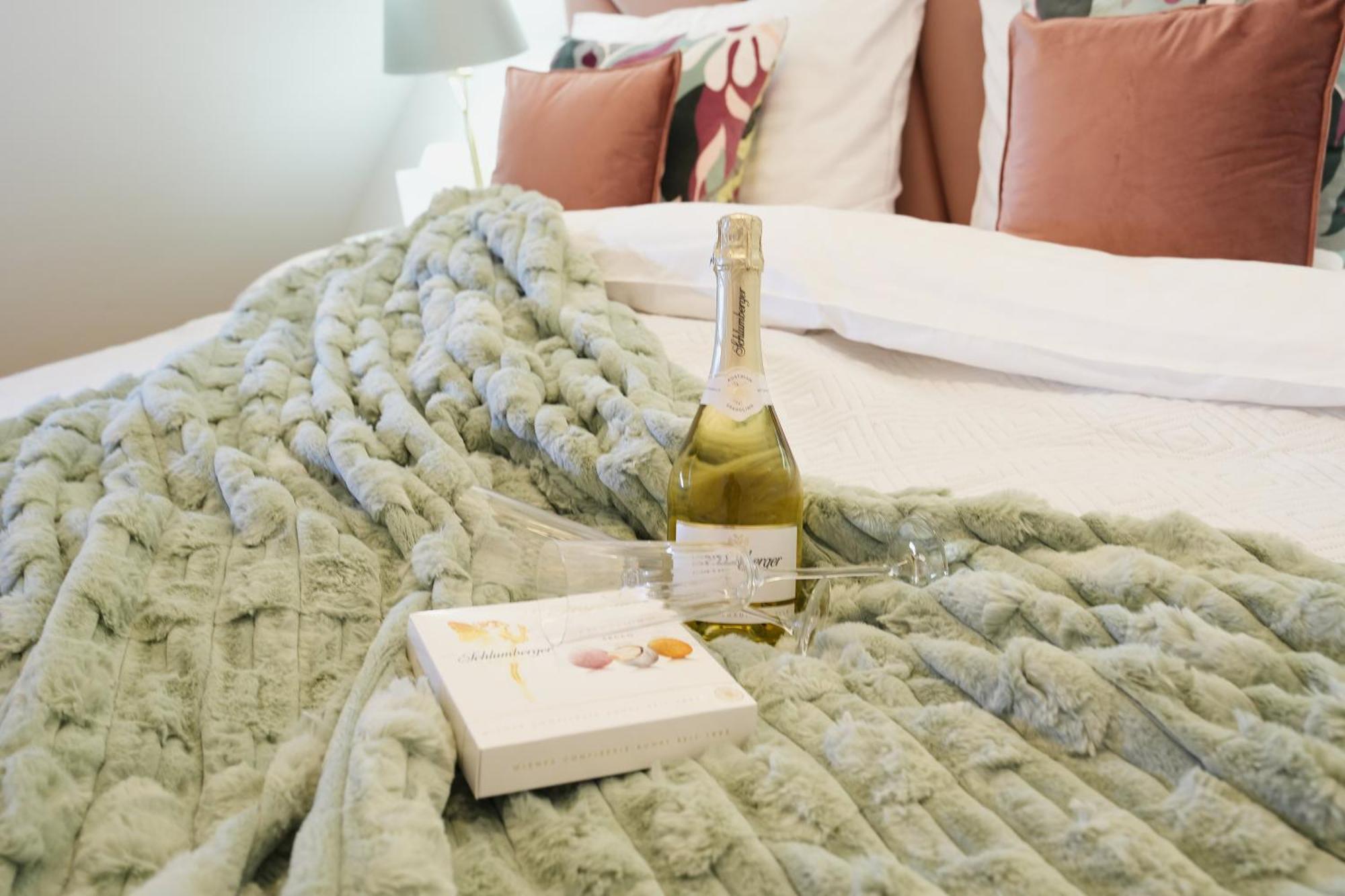 Stay In Style At Carl'S Design Residences - Modern Design Meets Green Comfort L Parking & Perfect Connection To City Center Wien Exteriör bild